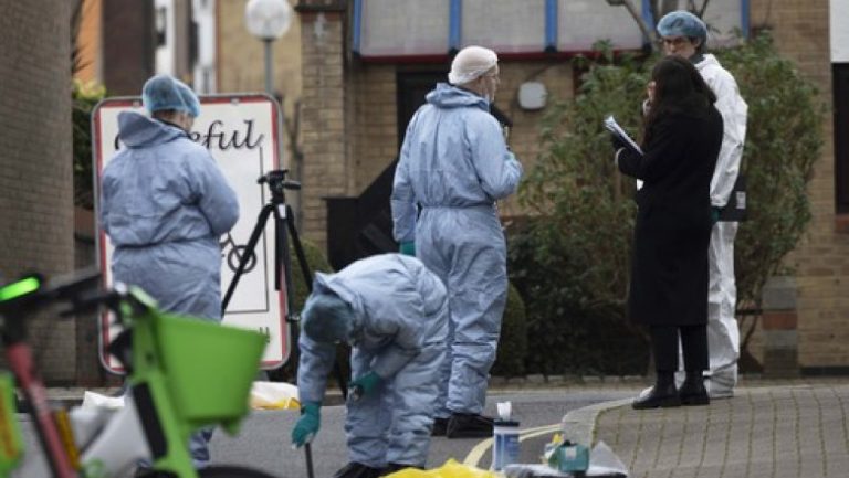 Un bărbat a fost împuşcat mortal de poliţie în Londra, după ce a amenințat mai mulți oameni cu o arbaletă