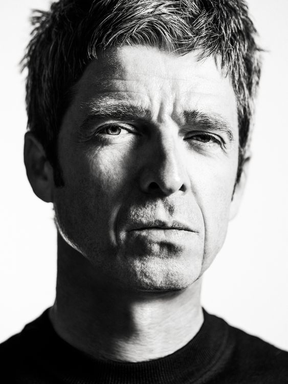 Noel Gallagher a realizat designul pentru noul tricou al echipei Manchester City, la 30 de ani de la lansarea albumului ‘Definitely maybe’ al trupei Oasis