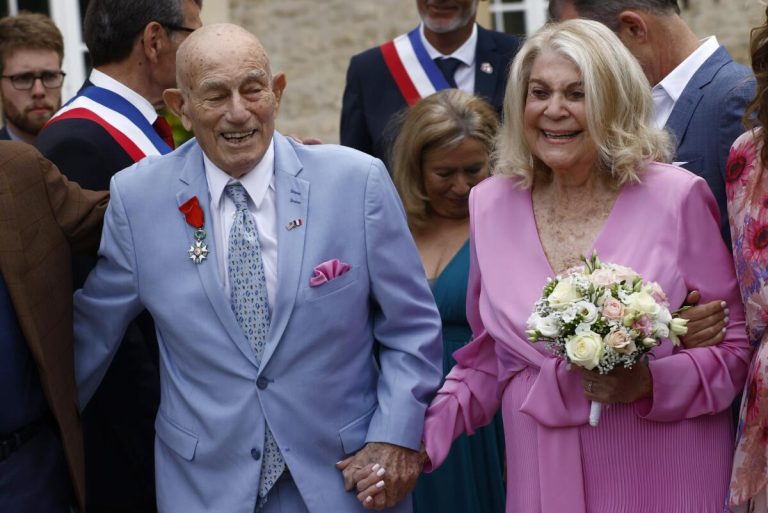 VIDEO – Un veteran de 100 de ani s-a căsătorit cu iubita sa de 96 de ani în Normandia, unde participase la debarcarea din Ziua Z