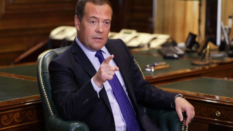 Dmitri Medvedev amenință din nou cu războiul nuclear