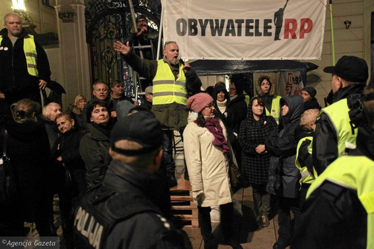 Polonia: Ministerul de Interne cere justiţiei să suspende conducerea unei mișcări de opoziție