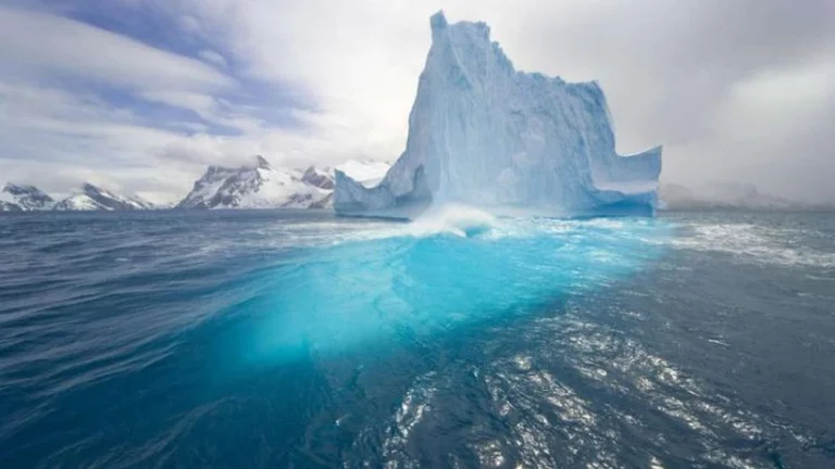 E grav. Oceanul Arctic ar putea rămâne în curând fără gheaţă, la începutul unei toamne