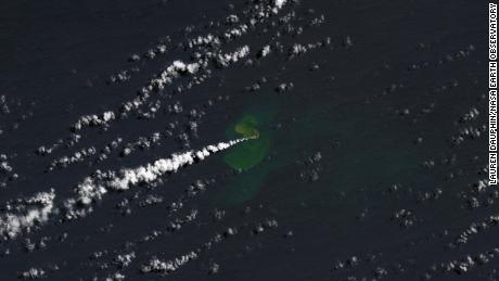 Noua insulă a apărut în sud-vestul Oceanului Pacific după erupția unui vulcan subacvatic