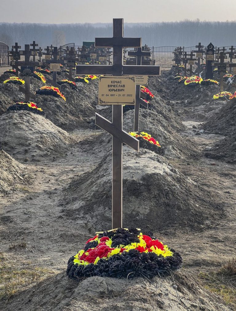 VIDEO – Videoclipul care dă fiori în Rusia: Număr copleșitor de morminte ale soldaților morți pe front, filmat în cimitirul din orașul Orenburg