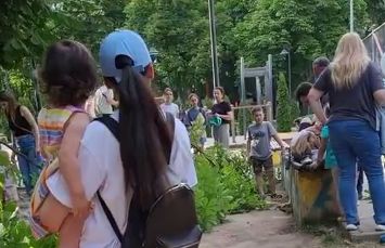 VIDEO/ O femeie a avut de suferit, după ce o creangă a căzut peste ea în parcul Valea Trandafirilor