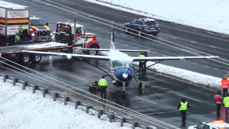 VIDEO/ Un avion a aterizat pe o autostradă. Pilotul a fost lăudat de autorități
