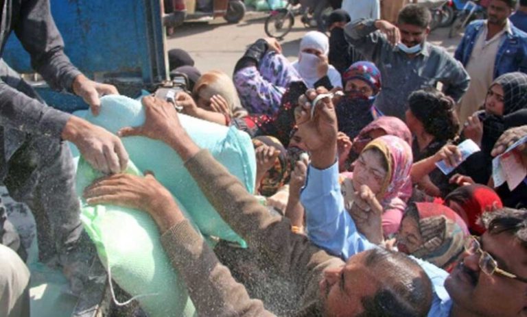Un mort şi opt răniţi într-o busculadă pentru făină gratuită în Pakistan
