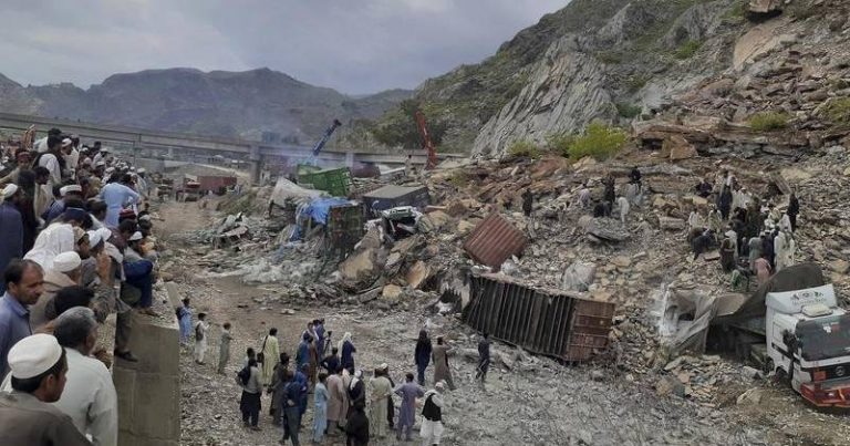 Alunecare de teren în nord-vestul Pakistanului; cel puţin doi morţi și peste 20 de camioane îngropate