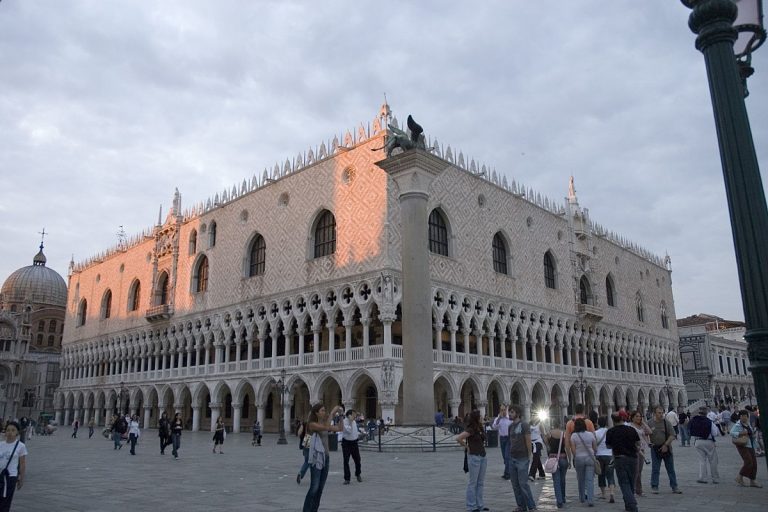 Bijuterii provenite din India au fost furate dintr-o expoziție organizată la Palatul Dogilor din Veneţia