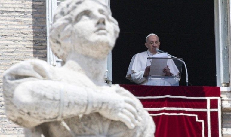 Papa Francisc le-a transmis preoţilor să ţină predici scurte, altfel oamenii vor adormi