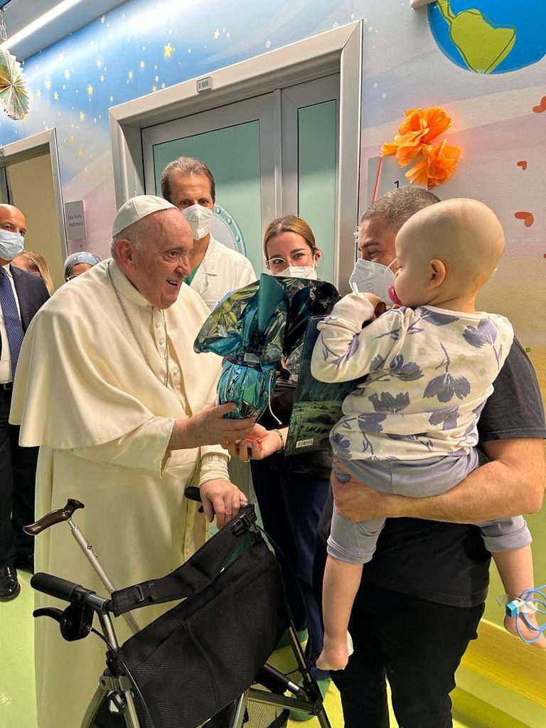 Spitalizat, Papa Francisc i-a vizitat pe copiii de la secţia de oncologie pediatrică a spitalului Gemelli – VIDEO