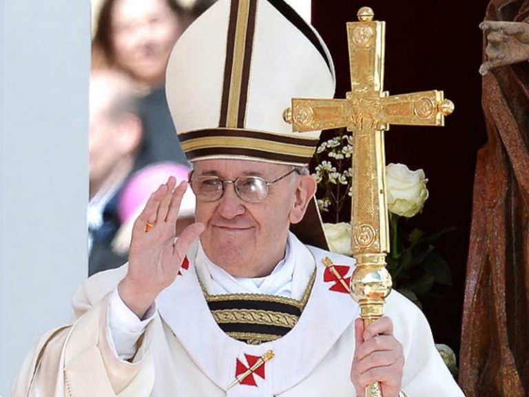 Papa Francisc a dăruit relicve din Sfânta Cruce pentru încoronarea lui Charles al III-lea