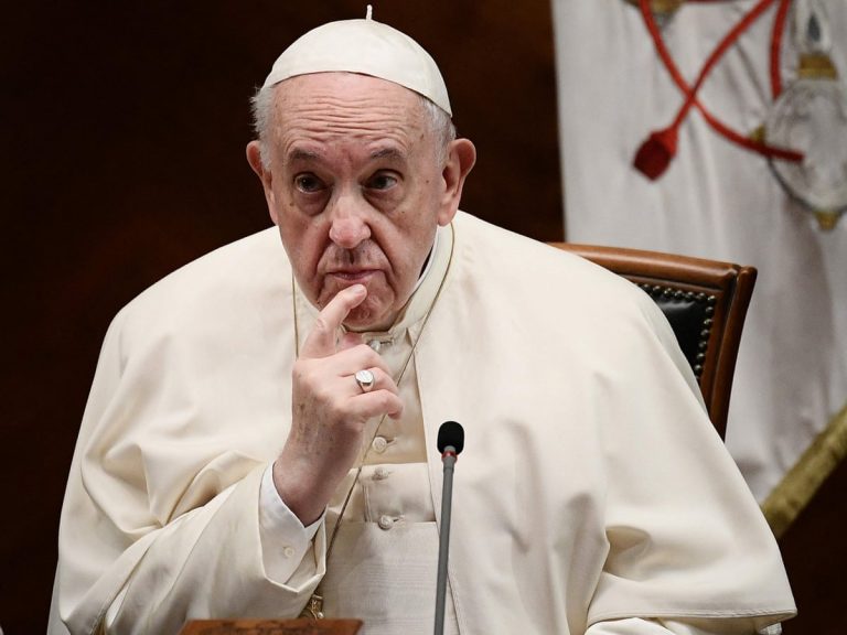 Papa Francisc denunţă ‘monstruozităţile’ şi ‘cadavrele torturate’ din Ucraina