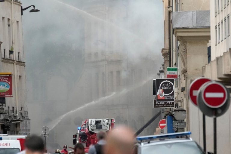 Explozie violentă de gaze naturale şi incendiu în centrul Parisului