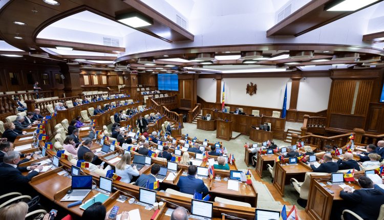 Data alegerilor prezidențiale, organizate concomitent cu referendumul constituțional, în plenul Parlamentului de la Chişinău