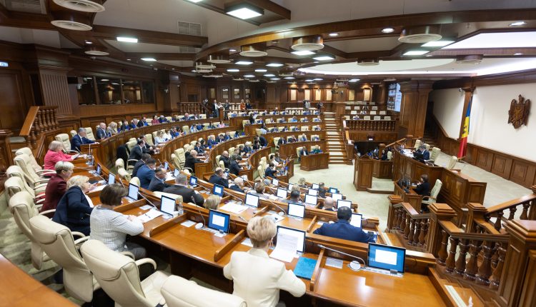 Scandal în plenul Parlamentului la examinarea proiectului de lege privind votul prin corespondență