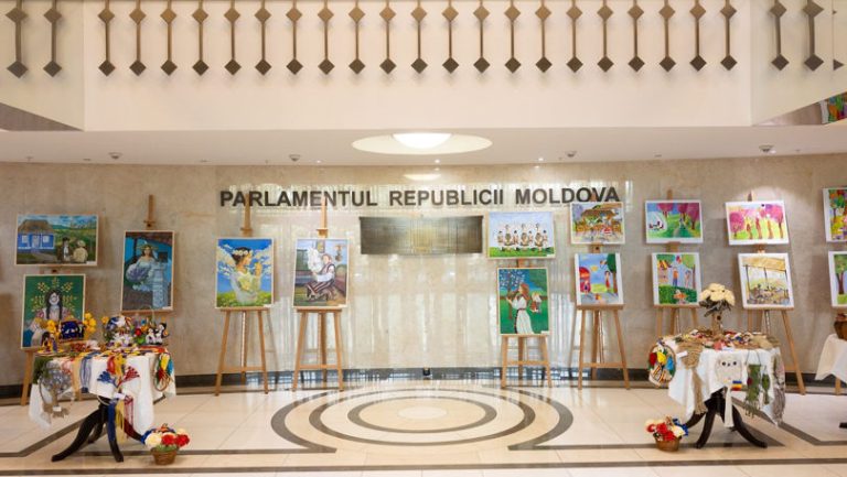 ‘Prin artă spre un viitor frumos’: Copii și tineri din raionul Drochia își expun lucrările la Parlament