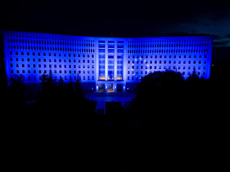 Clădirea Parlamentului a fost iluminată în culorile drapelului UE