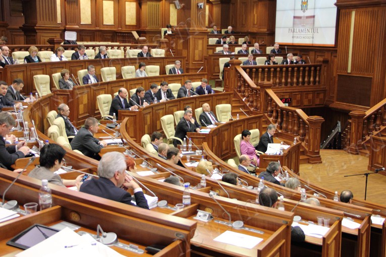 Dezbateri furtunoase în parlamentul de la Chişinău privind funcţionarea limbilor