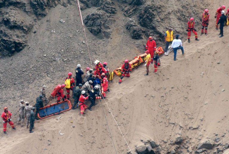 Cel puţin 16 persoane au murit în Peru după prăbuşirea unui autobuz într-o prăpastie