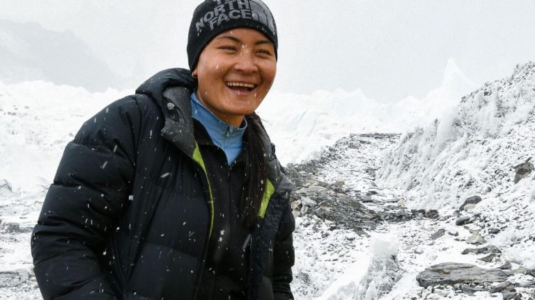 Alpinista nepaleză Phunjo Lama a doborât recordul feminin pentru cea mai rapidă ascensiune pe Everest