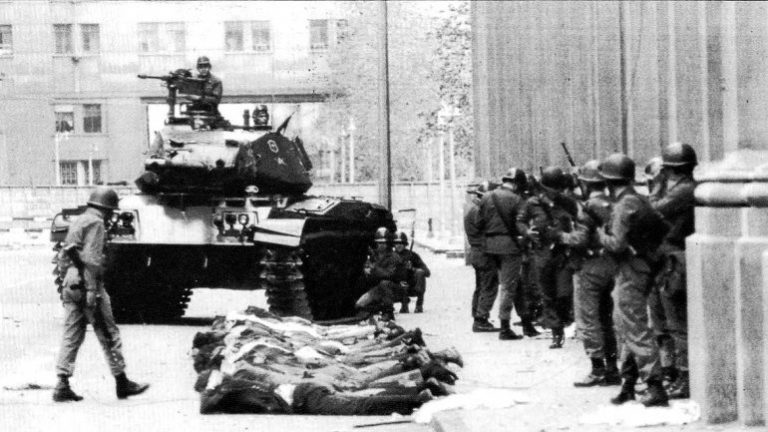 Dezvăluiri din timpul dictaturii lui Pinochet: 11 foşti militari, condamnaţi pentru că au incendiat doi tineri