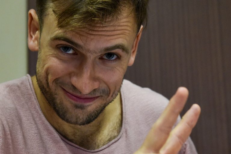 Piotr Verzilov, membru al Pussy Riot spitalizat marţi în stare gravă, a fost transportat la Berlin pentru tratament medical