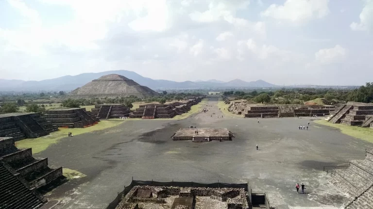 Piramida Lunii” din Teotihuacan, aliniată cu Soarele la solstițiu