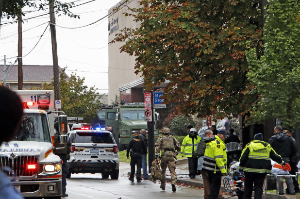 Autorul atacului armat dintr-o sinagogă din oraşul american Pittsburgh s-a predat poliţiei