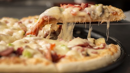 Inteligența Artificială de la Google recomandă oamenilor să pună lipici în brânza de pe pizza și să mănânce pietre