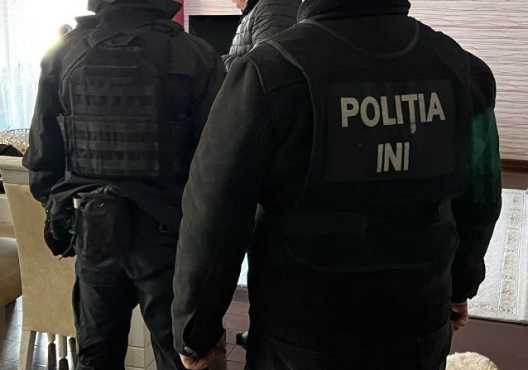 Polițiștii au reținut doi pretinși șefi de companie ofertantă de muncă în Italia, care au înșelat trei muncitori (VIDEO)