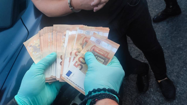 Doi polițiști din Ialoveni, care ar fi luat mită 2.000 euro  „să ajute” la soluționarea unei plângeri, reținuți