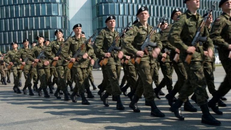 Polonia nu exclude ideea de a trimite trupe în Ucraina. „Nu-i vom arăta lui Putin ce cărţi avem”