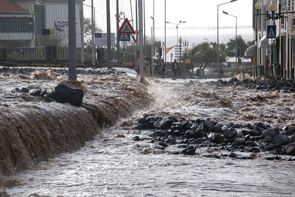 Ploile torenţiale puernice din Portugalia au provocat inundaţii şi alunecări de teren