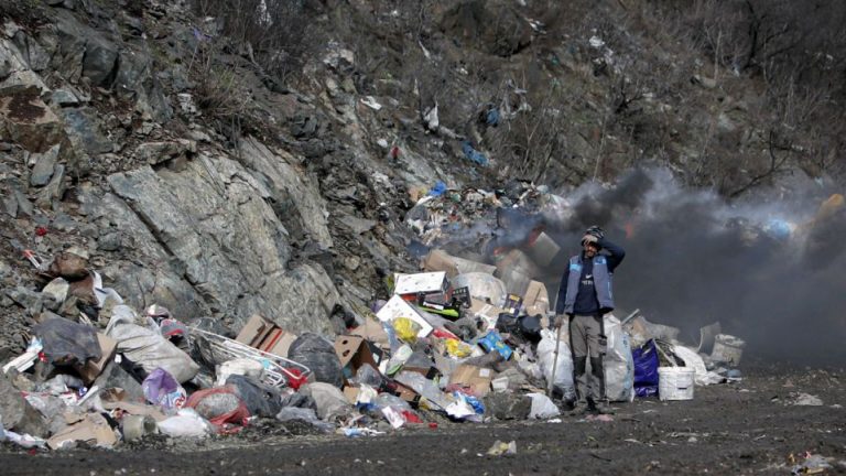 Serbia a început curăţarea lacului artificial Potpecko, sufocat de tone de gunoi