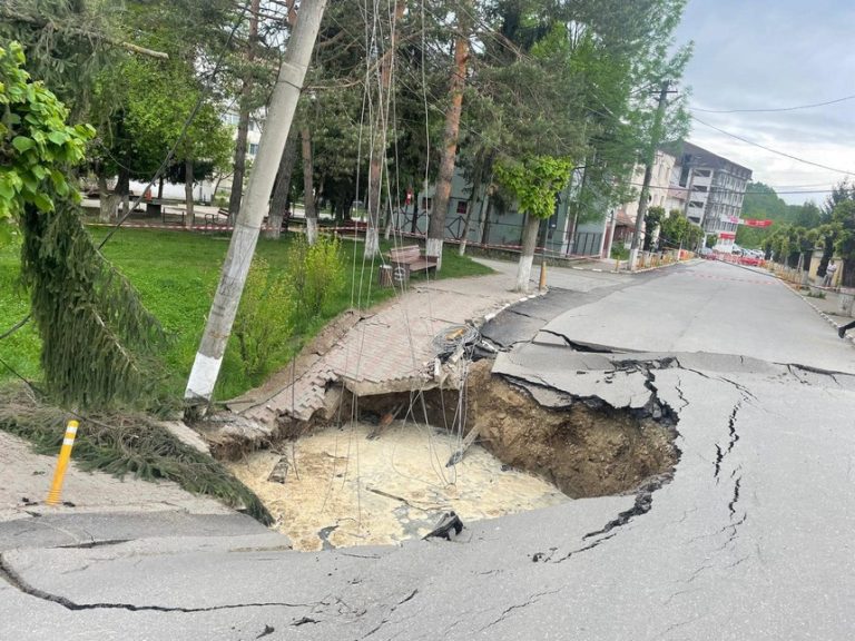 VIDEO// Se surpă pământul la Prahova. Zeci de oameni, evacuați