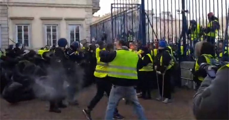 Prefectura din departamentul Haute-Loire, incendiată în timpul unui protest a “Vestelor galbene”