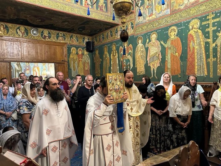 În România, preoții care cer bani pentru înmormântări, credincioșii pot reclama astfel de situații direct la Patriarhia Română