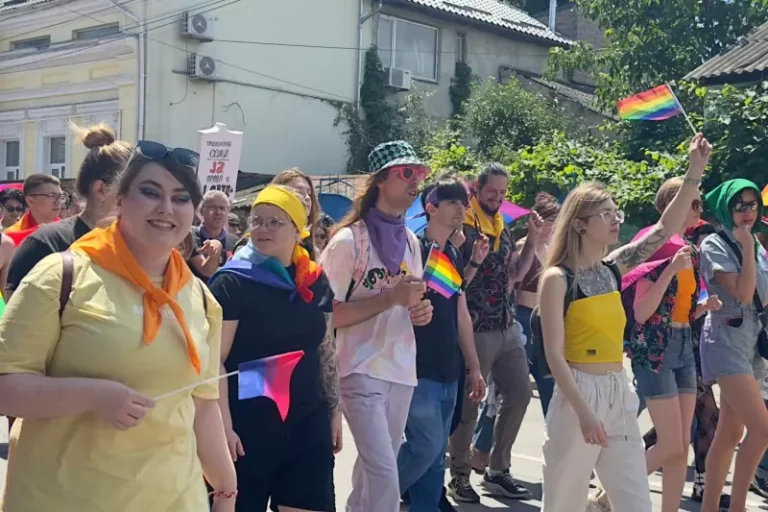 Doi dintre tik-tokerii care au publicat videouri de ură după marșul Pride au fost amendați