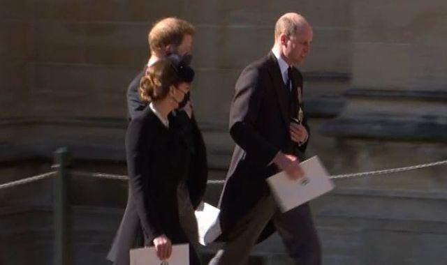Prinţii William şi Harry au fost văzuţi discutând la încheierea funeraliilor bunicului lor Philip