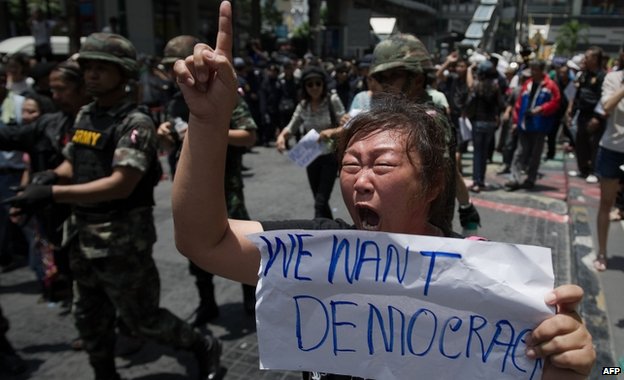 Mii de thailandezi au protestat la Bangkok pentru a cere reforme, inclusiv limitarea puterilor regelui
