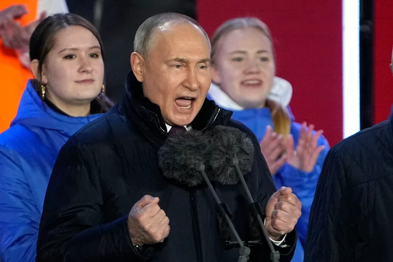 Putin şi-a sărbătorit realegerea pe scena din Piaţa Roşie însoţit de cei trei ‘rivali’ ai săi de la alegerile prezidenţiale