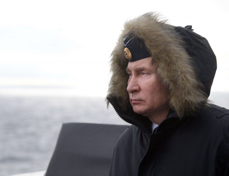 Putin lansează construirea a şase noi nave de război la trei şantiere navale ruseşti
