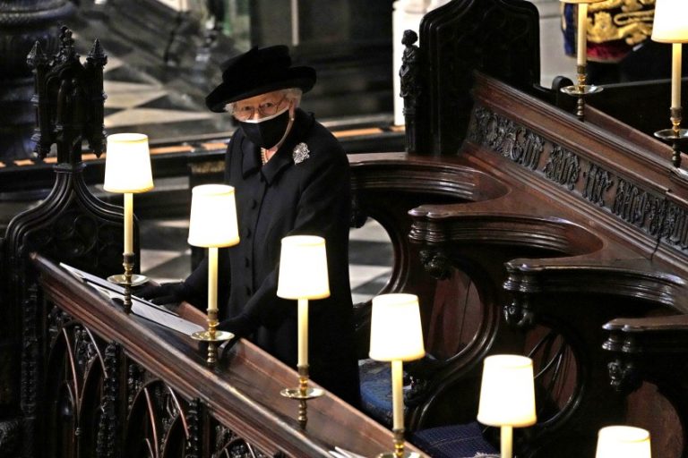Regina Elisabeta a II-a, nevoită să stea singură în timpul funeraliilor soţului său Philip
