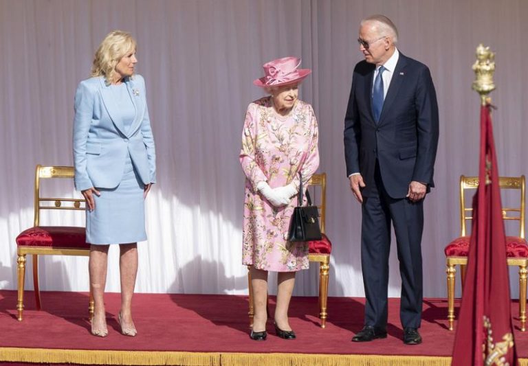 Regina Elisabeta a II-a a luat ceaiul cu preşedintele american Joe Biden