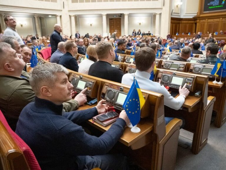 Rada a prelungit legea marțială și mobilizarea pentru 90 de zile