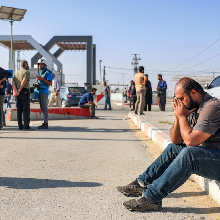 Palestinienii merg lângă granița cu Egiptul pentru a vorbi la telefonul mobil și pentru a avea servicii de internet