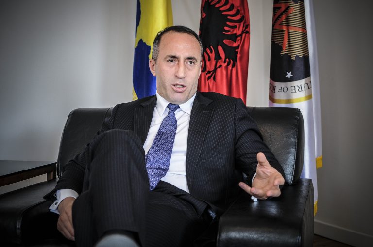 Fostul luptător de gherilă Ramush Haradinaj a devenit premier al Kosovo, după ce Parlamentul a aprobat noul cabinet