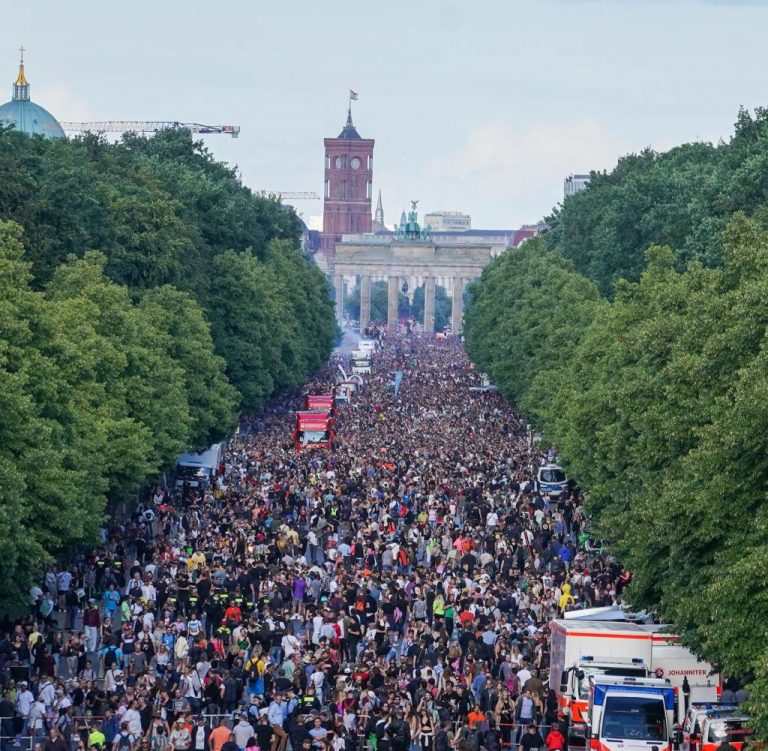 Parada ‘Rave the Planet’ de la Berlin s-a desfăşurat fără incidente majore în ciuda temperaturilor ridicate