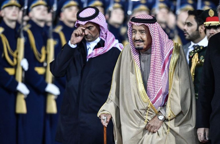 Regele saudit a apărut în public după zvonuri privind o tentativă de lovitură de stat şi starea sa proastă de sănătate